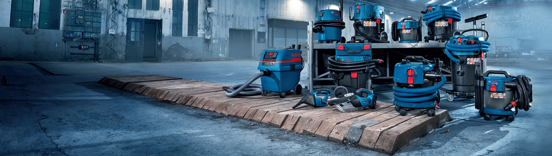 不同的博世专业工具放在一个木托盘上。