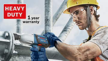 一个戴着安全帽和手套的男人正在使用博世工具。