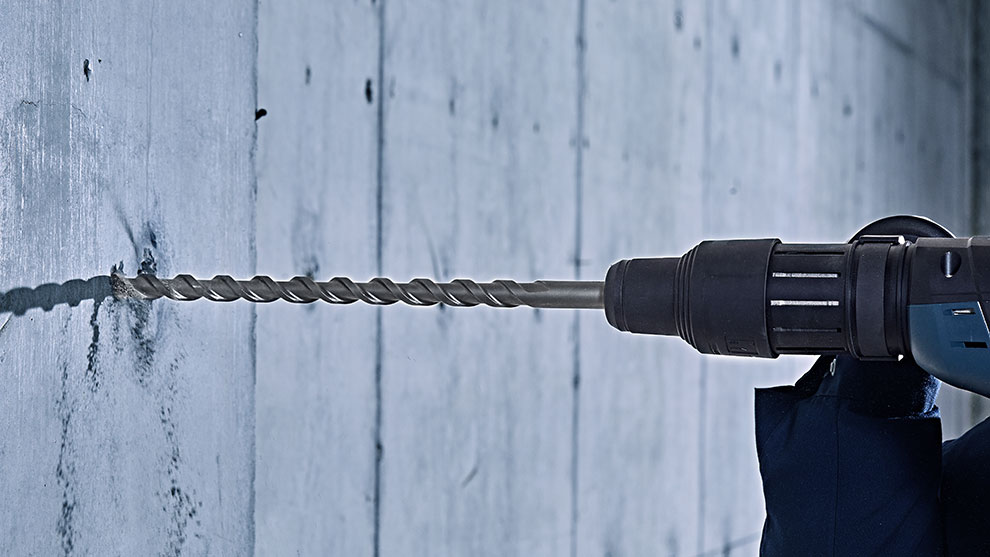 博世专业钻头被插入混凝土墙中。