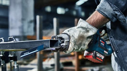 一只手握着博世专业电池角磨机。