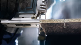 博世专业电锯正在切割木板。