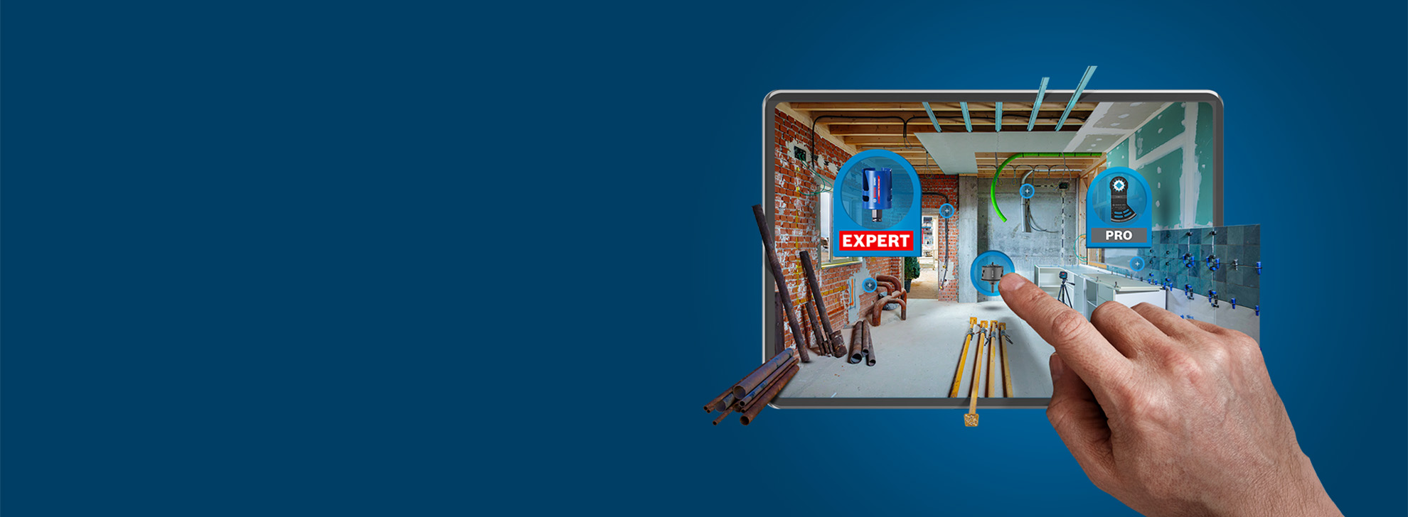 一只手触摸着一个装有工具的平板电脑，在一个建筑工地的房间里。